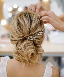 mujer-peluqueria-tejiendo-trenzas-peinado-boda
