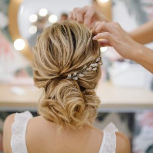mujer-peluqueria-tejiendo-trenzas-peinado-boda
