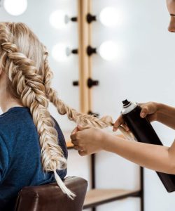 peluqueria-femenina-haciendo-peinado-mujer-rubia-salon-belleza