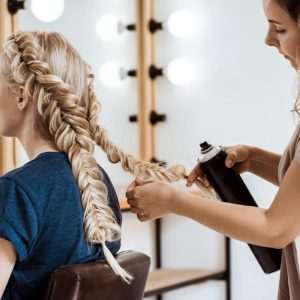 peluqueria-femenina-haciendo-peinado-mujer-rubia-salon-belleza